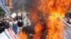 شرکت کنندگان در تظاهرات روز جهانی قدس، پرچم های آمریکا و اسرائیل را به آتش کشیدند.(عکس: AFP)