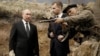 Владимир Путин во время посещения 3D-панорамы "Память говорит. Дорога через войну" в Санкт-Петербурге