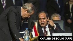 Abdel Fattah al-Sisi (sağda)