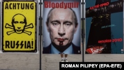 Плакаты с изображением президента России Владимира Путина на выставке. Киев, 9 августа 2022 года