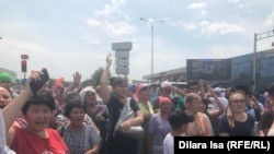 Акция протеста арысцев в Шымкенте, 27 июня 2019 года. 