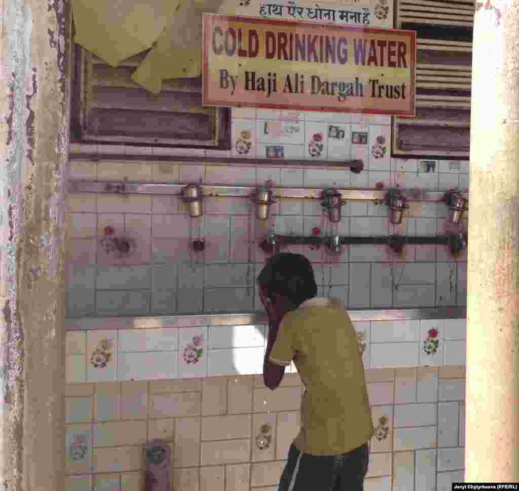 Мальчик пьет воду из специального крана. В Индии большая проблема с чистой водой. Туристам советуют пить только из пластмассовых бутылок