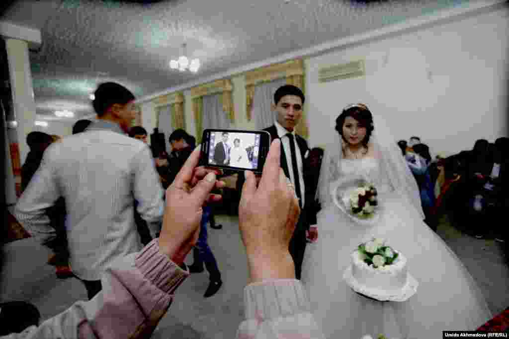 От желающих сфотографировать жениха и невесту не было отбоя. Подобная практика появилась недавно, но, похоже, успела укорениться. 