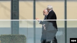 Iranian Foreign Minister Mohammad Javad Zarif (L) talks with Russian Deputy Foreign Minister Sergei Ryabkov during a new round of Iran nuclear talks, in Lausanne, March 28, 2015.