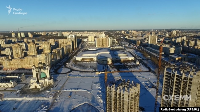 У виставковому центрі якраз неподалік від недобудованих висоток «Сонячної Рів'єри» має відбутися конкурс «Євробачення»