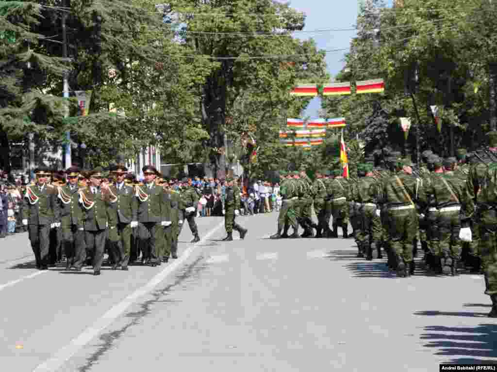 Солдаты маршируют во время парада в Цхинвали - 20 сентября в Цхинвали прошел военный парад, посвященный празднованию Дня независимости самопровозглашенной республики Южная Осетия.