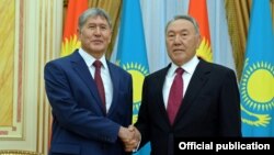 Almazbek Atambaev (left) and Nursultan Nazarbaev meet in more cordial times.