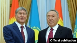 Kyrgyz President Almazbek Atambaev and his Kazakh counterpart Nursultan Nazarbaev. 