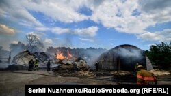 Рятувальники гасять пожежу в Броварах, де загорілися склади з пиломатеріалами, 5 червня 2017 року