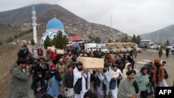 افغان طالبان او د سرې مياشتې رضاکاران د مارچ پر ۱۶مه د کابل پر روغتون په پاکستاني بريد کې د وژل شويو کسانو تابوتونه لېږدوي ـ د مارچ ۱۸مې انځور