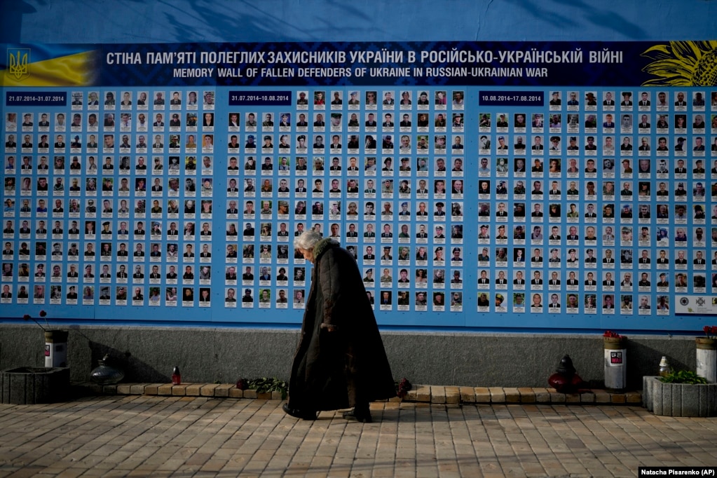Një mur me portretet e ushtarëve të rënë ukrainas në Kiev, më 23 maj.