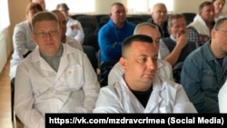 Травматолог из Симферополя Павел Федуличев (во втором ряду в очках) на встрече с «министром» здравоохранения «ДНР» Александром Оприщенко в Донецке, 11 мая 2022 года