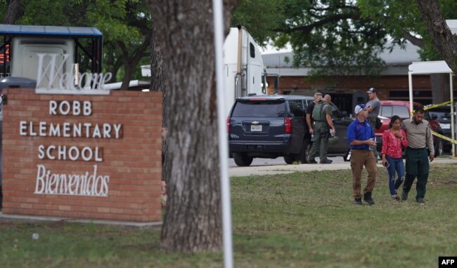 Zyrtarët policorë shihen pranë shkollës në Teksas, ku ndodhën të shtënat.