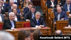 Orbán Viktor miniszterelnök és Semjén Zsolt miniszterelnök-helyettes szavaz az Országgyűlés plenáris ülésén 2022. május 24-én 