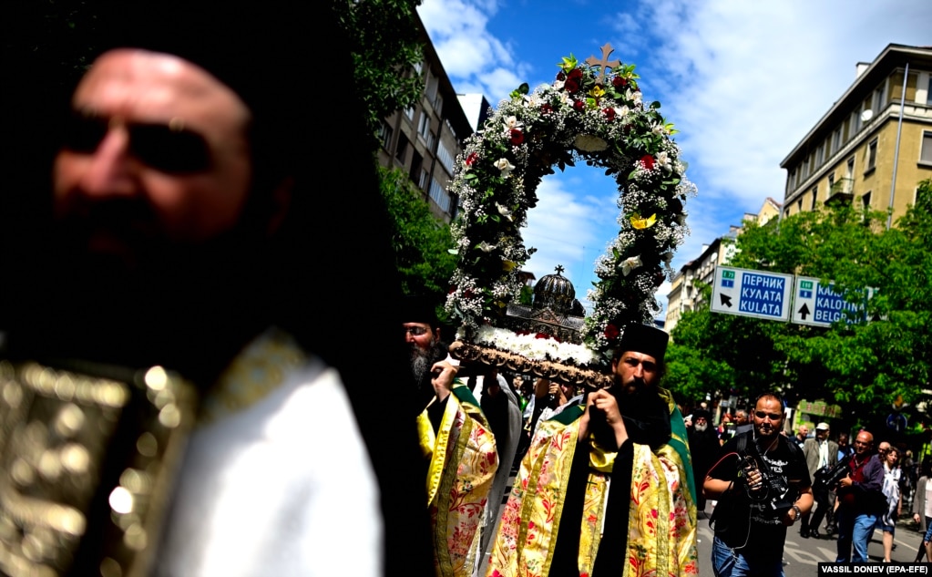 Priftërinj të krishterë ortodoksë mbajnë një kuti metalike që mban reliket e Shën Kirilit dhe Shën Metodit gjatë një procesioni liturgjik në kishën e Shën Nedeljas në Sofje, Bullgari.