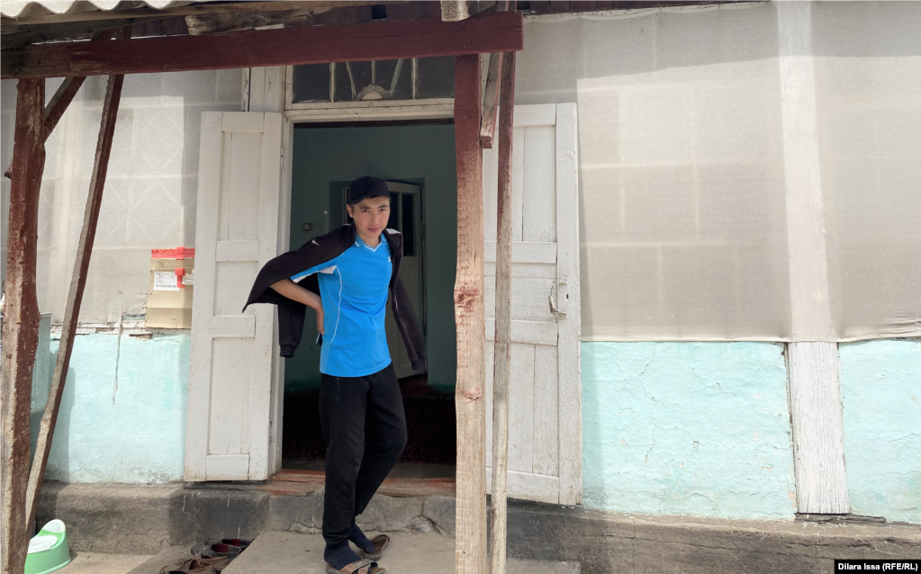 24-летний Ергали Сегизбаев перед домом. Село Карабастау Казыгуртского района Туркестанской области, 17 мая 2022 года