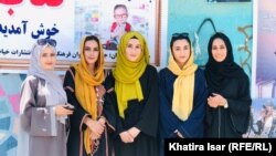 گروهی از زنان و دختران در کابل که نمایشگاه کتاب را برگزار کرده بودند