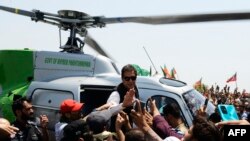 عمران خان در میان حامیانش