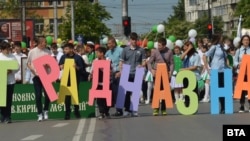  В празничното шествие във Варна се включиха 119 блока от учебни заведения, университети, научни и културни институти. 