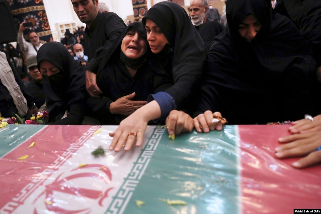 Të afërmit duke vajtuar mbi arkivolin e mbuluar me flamuri të kolonelit Hassan Sayad Khodaei në Teheran, më 24 maj. Khodaei, një oficer i Korpusit të Gardës Revolucionare Islamike të Iranit, u vra ditë më parë.