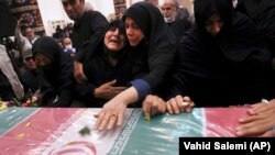 Gyászoló rokonok Hasszán Szajad Hodaj búcsúztatásán Teheránban 2022. május 24-én