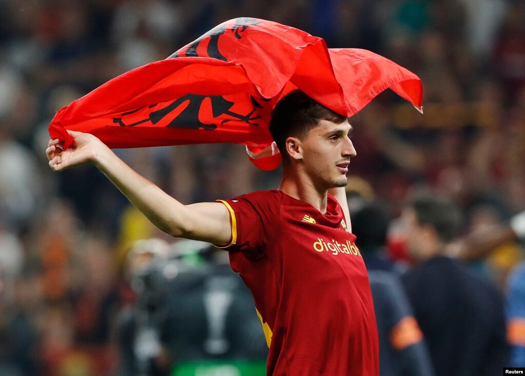 Marash Kumbulla i Romës feston me flamurin e Shqipërisë pas fitores në finalen e Konferencës së Ligës së Evropës.