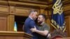 Președintele polonez Andrzej Duda îl îmbrățișează pe președintele ucrainean Volodimir Zelenski în timpul unei ședințe a parlamentului de la Kiev, pe 22 mai 2022. 