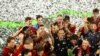 Lorenzo Pellegrini i Romës ngre trofeun teksa feston me shokët e skuadrës pasi fitoi Ligën e Konferencës së Evropës&nbsp;
