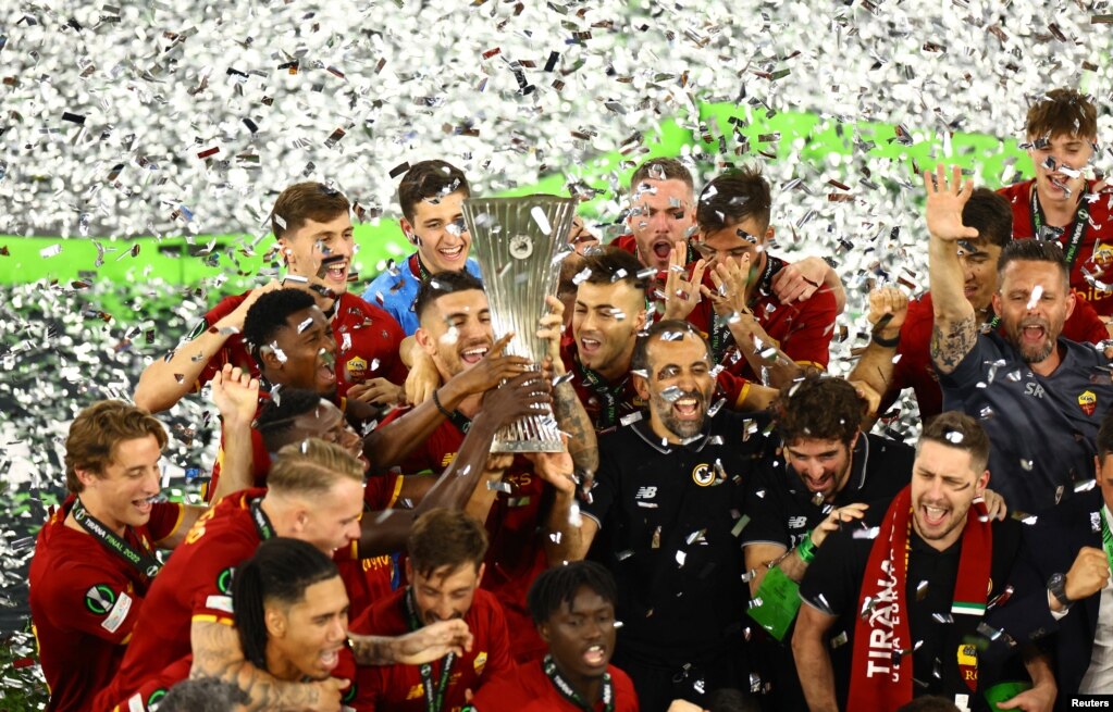 Lorenzo Pellegrini i Romës ngre trofeun teksa feston me shokët e skuadrës pasi fitoi Ligën e Konferencës së Evropës 
