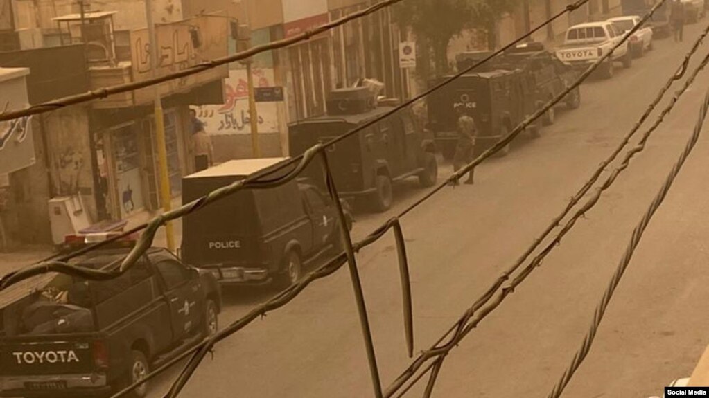 تصویری از استقرار خودروهای پلیس ضد شورش در اطراف برج متروپل آبادان