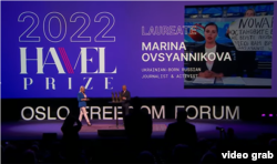 Марина Овсянникова получает премию Вацлава Гавела в Осло