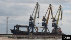 Вигляд на Маріупольський морський торговельний порт, де об’єднана саперна група міжнародного центру протимінної діяльності ЗС РФ прибирає міни