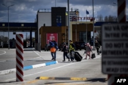 Українські біженці перетинають українсько-молдовський кордон на прикордонному переході Паланка. 12 квітня 2022 року