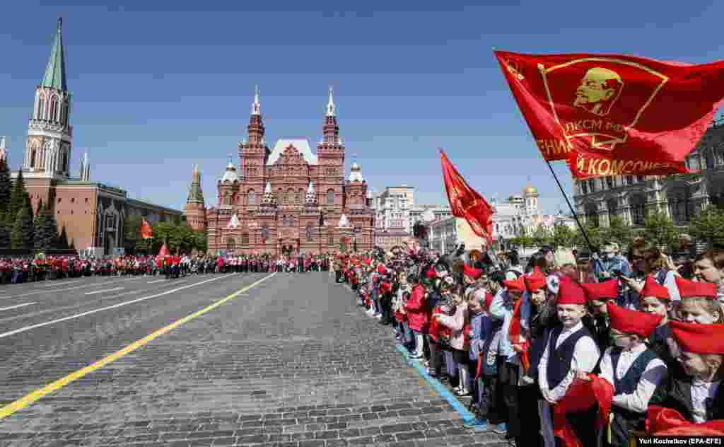 Церемонията на 22 май на Червения площад. Нововъзникващите руски младежки организации изглежда са заинтригували и друг авторитарист от съветската епоха. На 20 май лидерът на Беларус Александър Лукашанко каза пред медиите, че подкрепяните от държавата младежки движения на неговата страна &quot;трябва да бъдат повсеместни и да обхващат всички младежки групи, включително млади хора, живеещи в провинцията, студенти, млади работници и т.н., както беше във времената на комсомола (младежката организация от съветската епоха)&quot;.