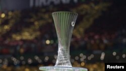 Trofeu i UEFA Conference League.