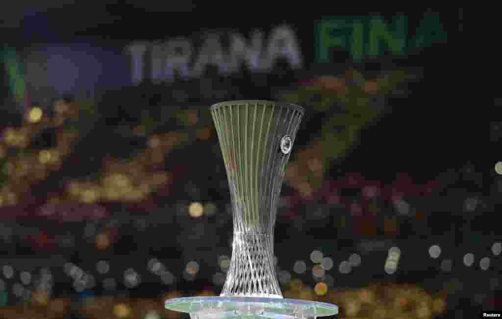 Trofeu i Ligës së Konferencës së Evropës i ekspozuar para ndeshjes.