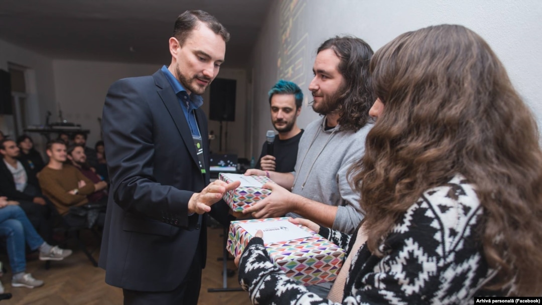 Ingo Tegge este director al Centrului Cultural German din 2016 și soția sa este româncă. A avut ocazia de a se familiariza cu specificul României și al românilor în diferite situații de viață, profesională și personală.