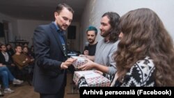 Ingo Tegge este director al Centrului Cultural German din 2016 și soția sa este româncă. A avut ocazia de a se familiariza cu specificul României și al românilor în diferite situații de viață, profesională și personală.