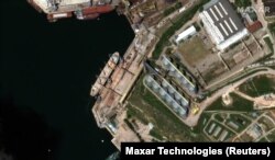 Imagine Maxar Technologies din 19 mai: un vrachier, navă comercială pentru transportul de marfă neambalată, în vrac, încarcă cereale la Sevastopol.