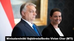A Miniszterelnöki Sajtóiroda által közreadott képen Orbán Viktor miniszterelnök és Novák Katalin köztársasági elnök a Sándor-palotában, ahol az új kormány miniszterei átvették kinevezési okmányukat 2022. május 24-én.