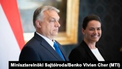 Kryeministri hungarez, Viktor Orban, dhe Katalin Novak, që dha dorëheqje nga posti i presidentes së Hungarisë. Fotografi nga arkivi. 
