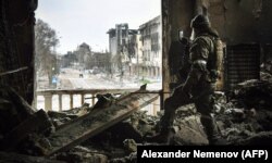 Российский солдат в разрушенном Мариупольском драматическом театре
