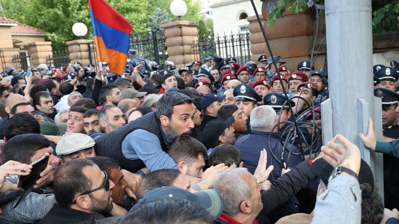 Требующие отставки премьера Армении демонстранты сегодня заблокировали президентский дворец 