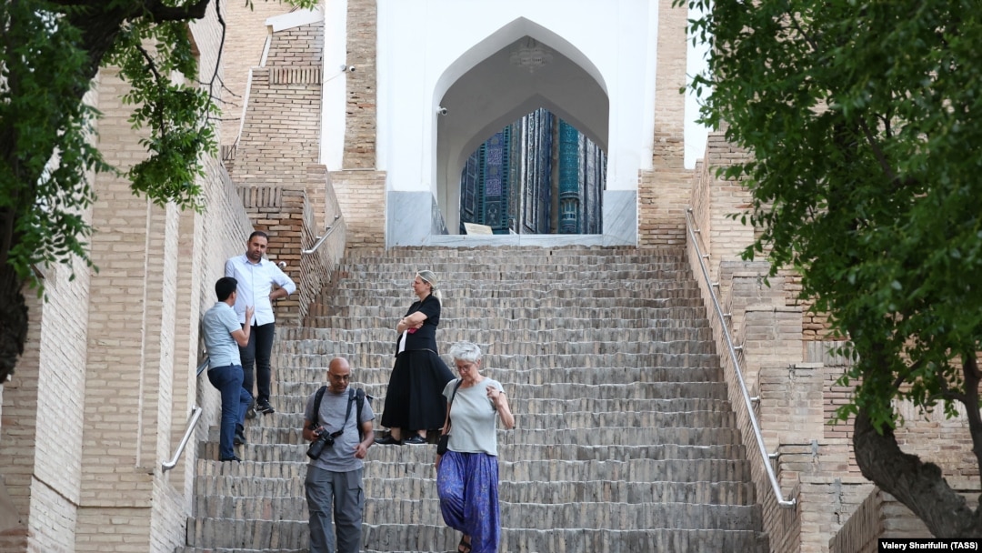 Жалаңаш түкті жас