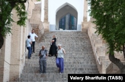 Узбекистан. Самарканд. Туристы в медресе Тилля-Кари