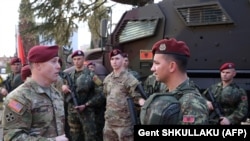 Ushtarët amerikanë dhe ata shqiptarë gjatë hapjes së bazës ku është vendosur Komanda Evropiane e Operacioneve Speciale të Ushtrisë Amerikane, e njohur me akronimin SOCEUR. 9 mars 2022.