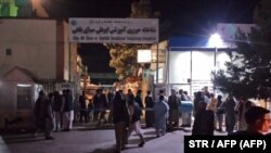 Të afërm të viktimave janë mbledhur jashtë spitalit në Mazar-i-Sharif më 25 maj, 2022. Katër shpërthime tronditën Afganistanin, duke vrarë 14 persona