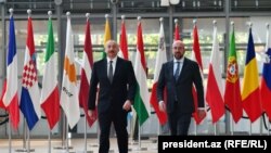Президент Азербайджана Ильхам Алиев (слева) и президент Европейского совета Шарль Мишель (архив) 