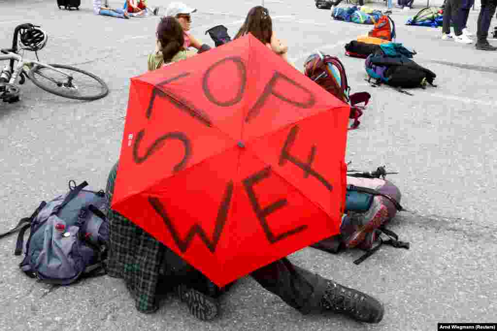 Davosban a tüntetők is megjelentek, napernyőjükön a Világgazdasági Fórum (WEF) ellen tiltakozva