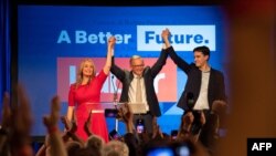 Лидерът на лейбъристката партия Антъни Албанезе (в средата) ще бъде новият премиер на Австралия